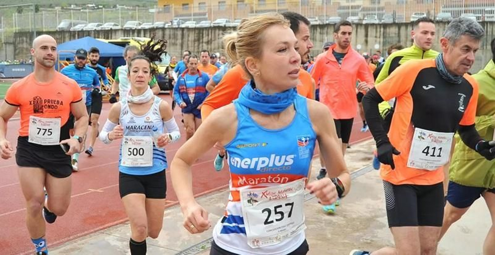 Varios atletas toman la salida de una edición anterior de la Media Maratón de Lucena.