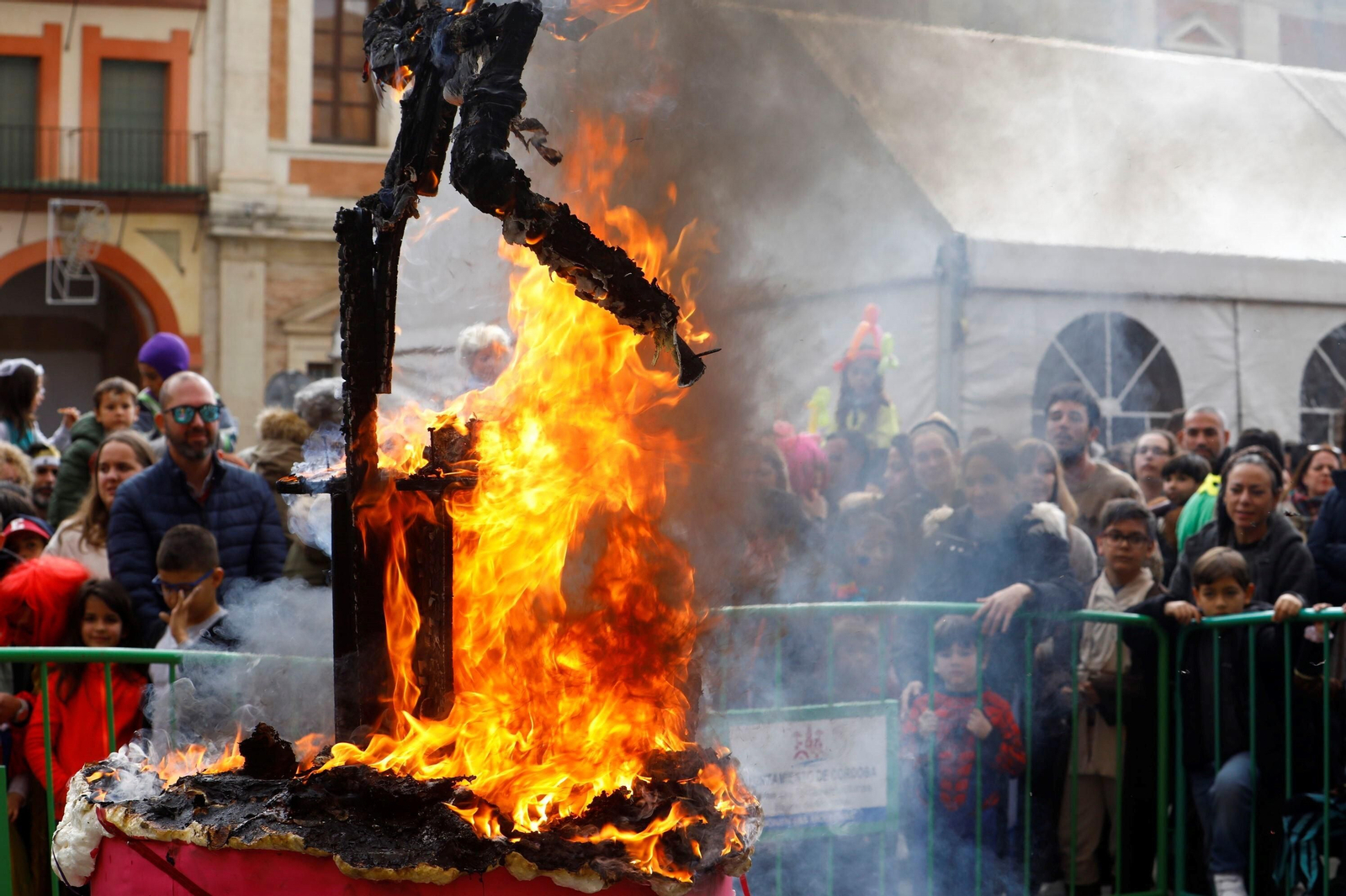 La quema del dios Momo pone punto y final al Carnaval de Córdoba 2023, en fotografías