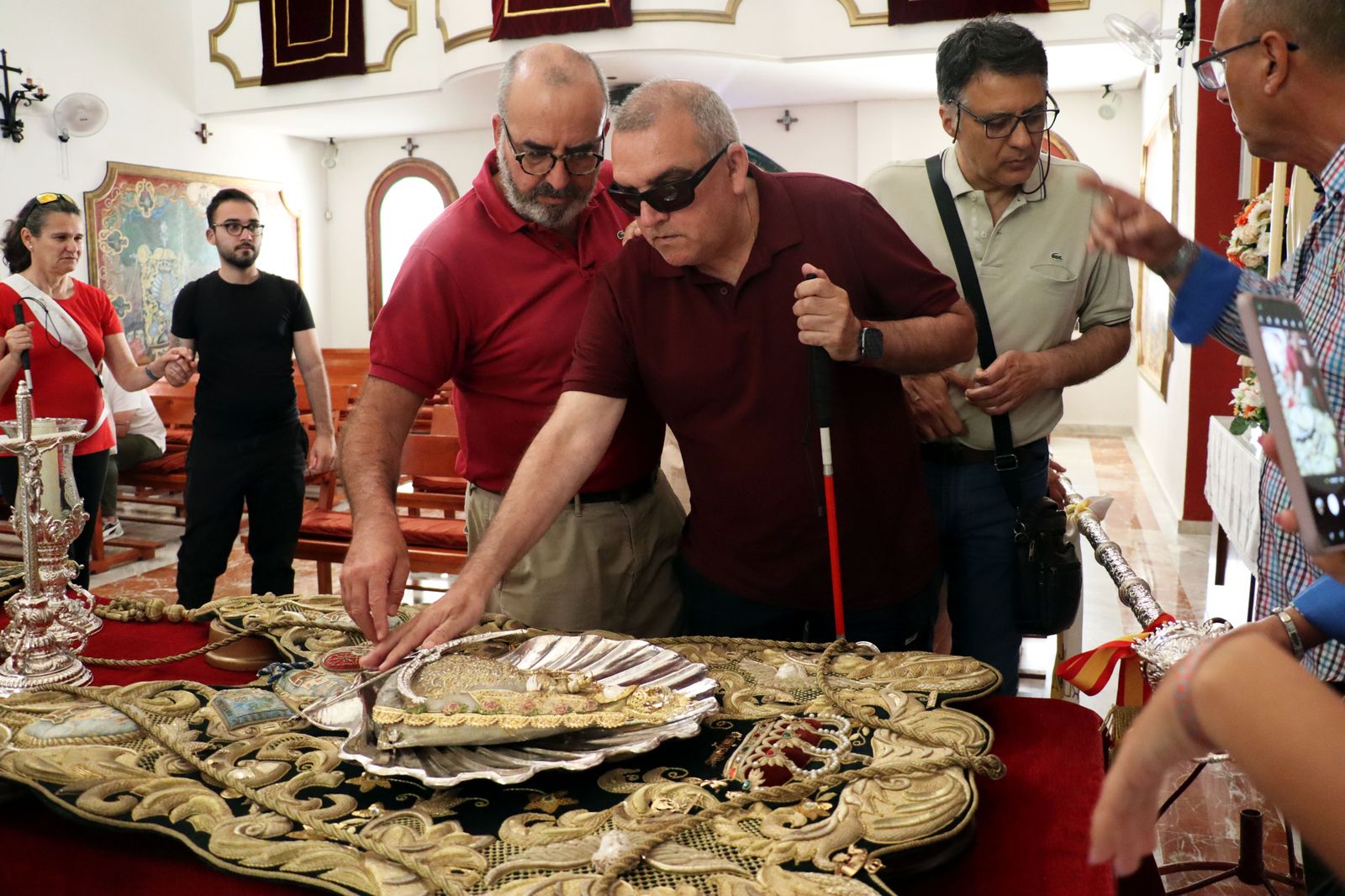 Visita guiada de la ONCE a la Hermandad de Emigrantes de Huelva, en imágenes