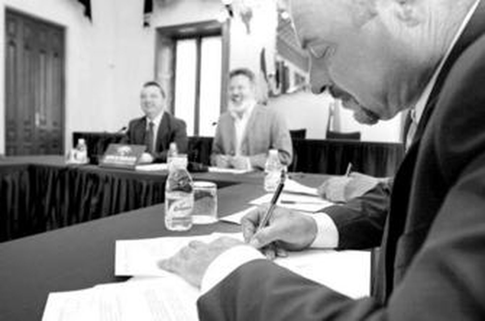 El delegado del Gobierno y el delegado de Agricultura, durante la entrega de las subvenciones.