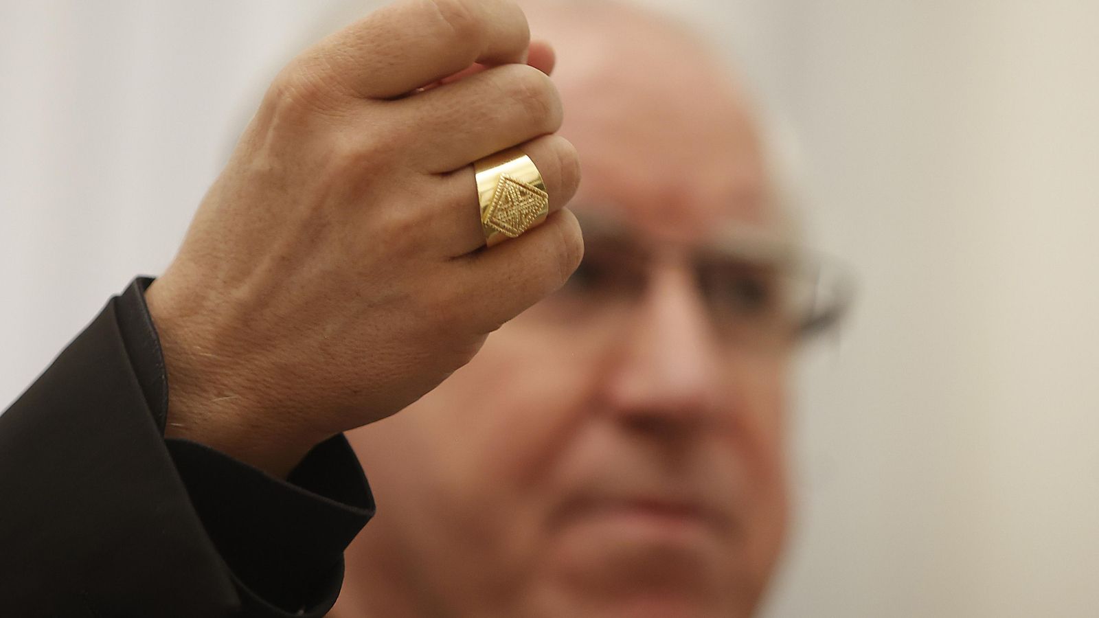 Detalle del anillo pastoral de monseñor Saiz
