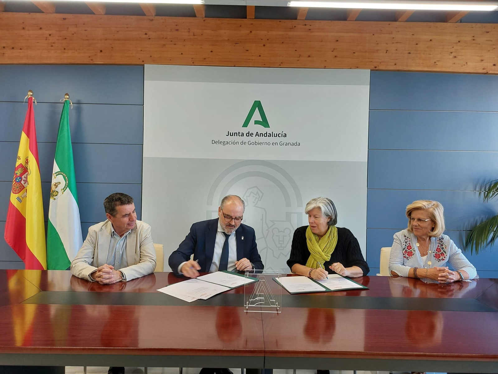 El delegado de Justicia, Administración Local y Función Pública, Luis Recuerda, y la directora de Cáritas Diocesana de Granada, María Luisa Maeso, firman el convenio de colaboración