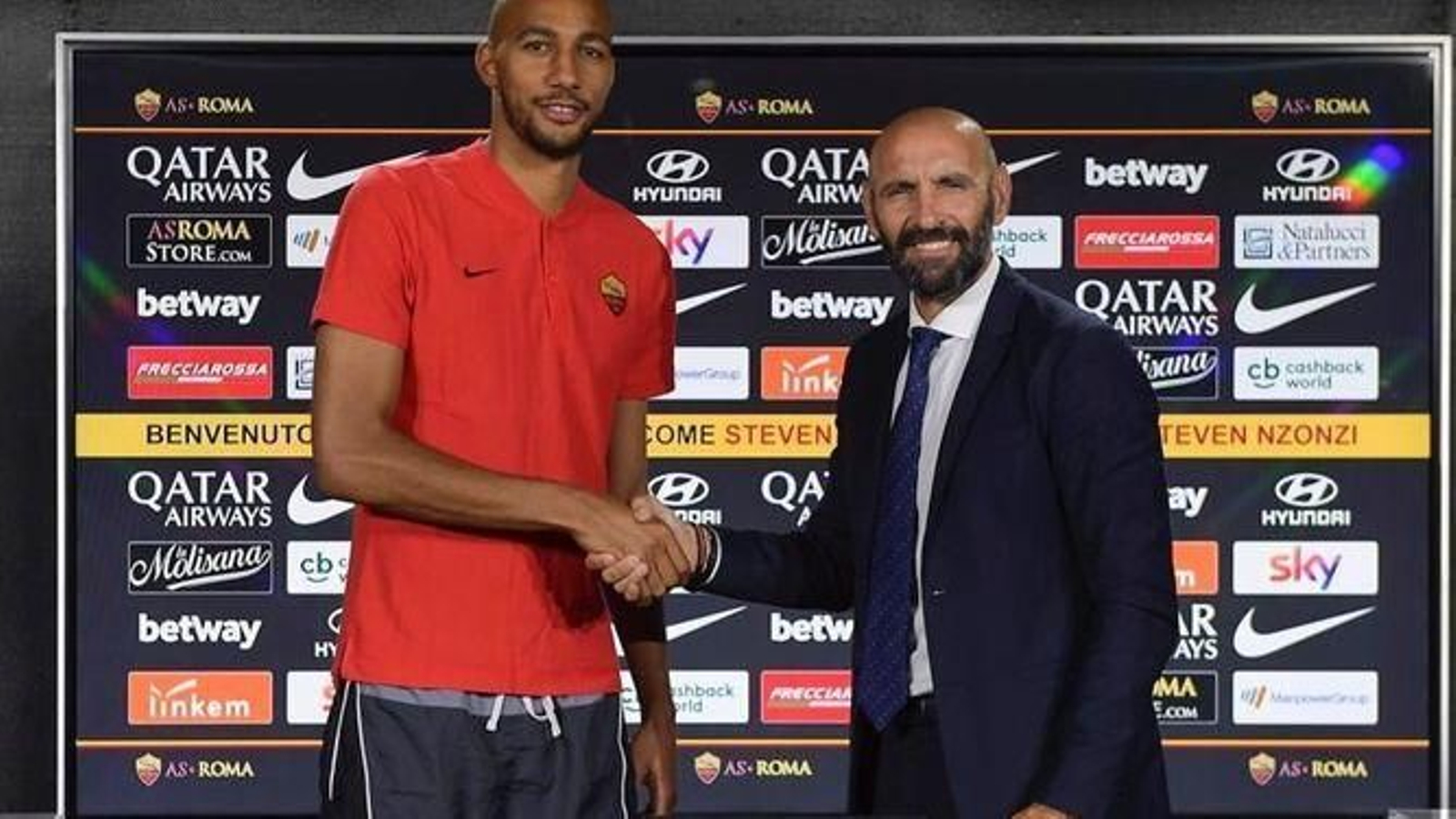 Monchi estrecha la mano de N'Zonzi el día de su fichaje-