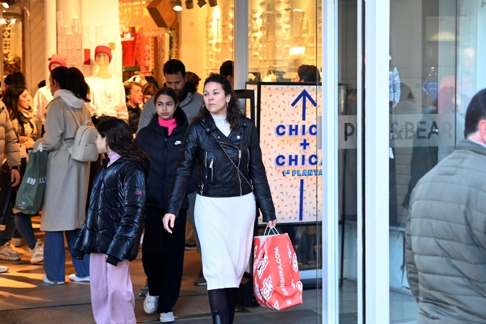 Las cordobeses se echan a la calle el primer día de las rebajas de invierno, en imágenes