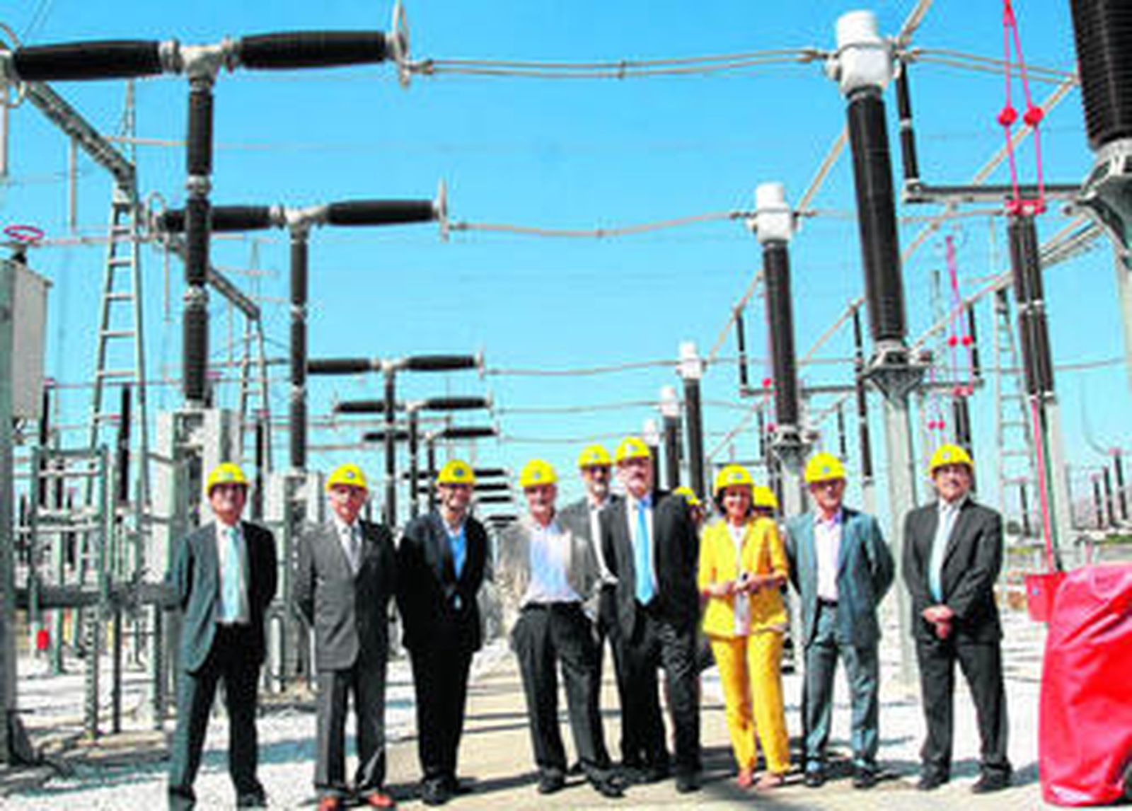 Luis Atienza y José Antonio Griñán, en el centro de la imagen, ayer, en la subestación de Cártama.