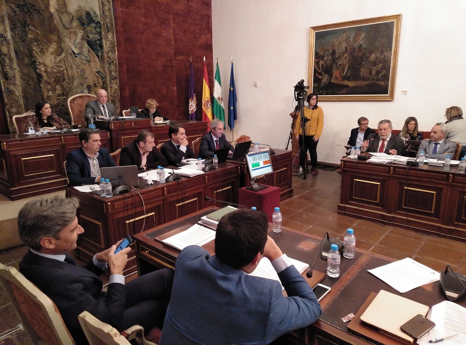 Salvador Blanco se dirige a Andrés Lorite durante su intervención.