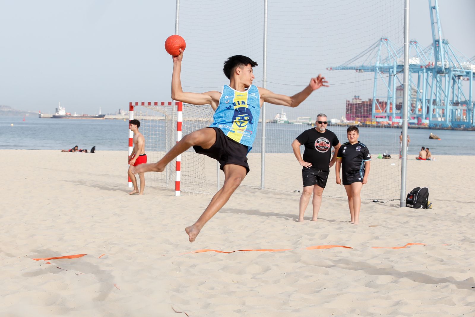Entrenamiento de la selección andaluza juvenil de balonmano playa, en imágenes