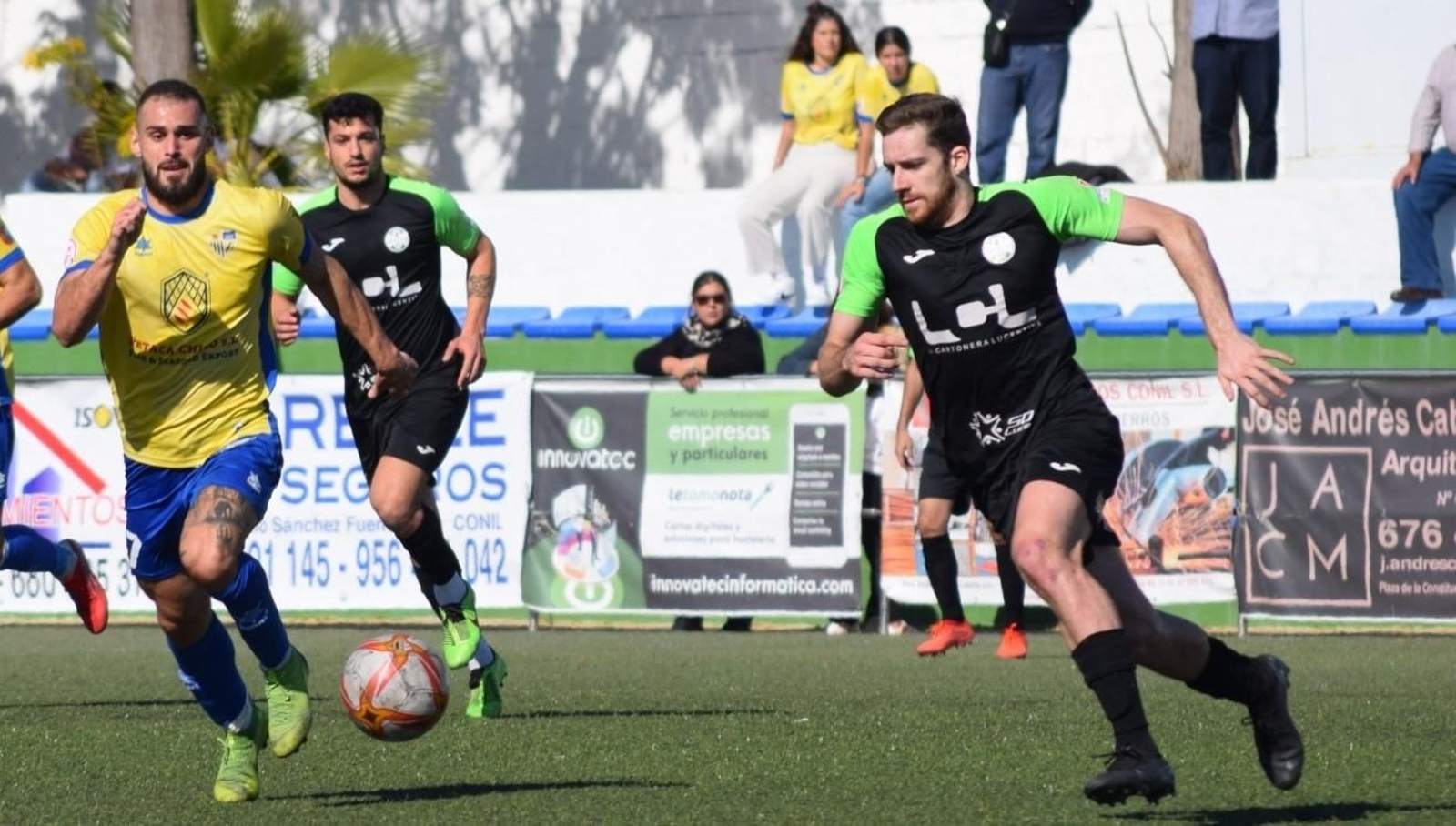 Antonio intenta controlar un balón en presencia de un jugador del Conil.