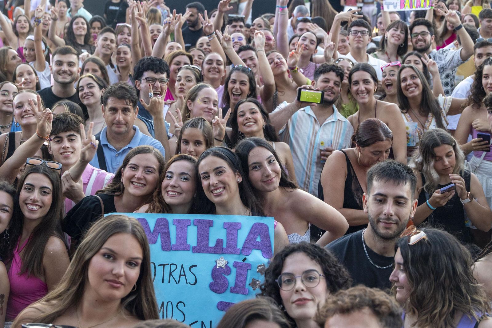 Búscate en las imágenes del concierto de Emilia en Concert Music Festival