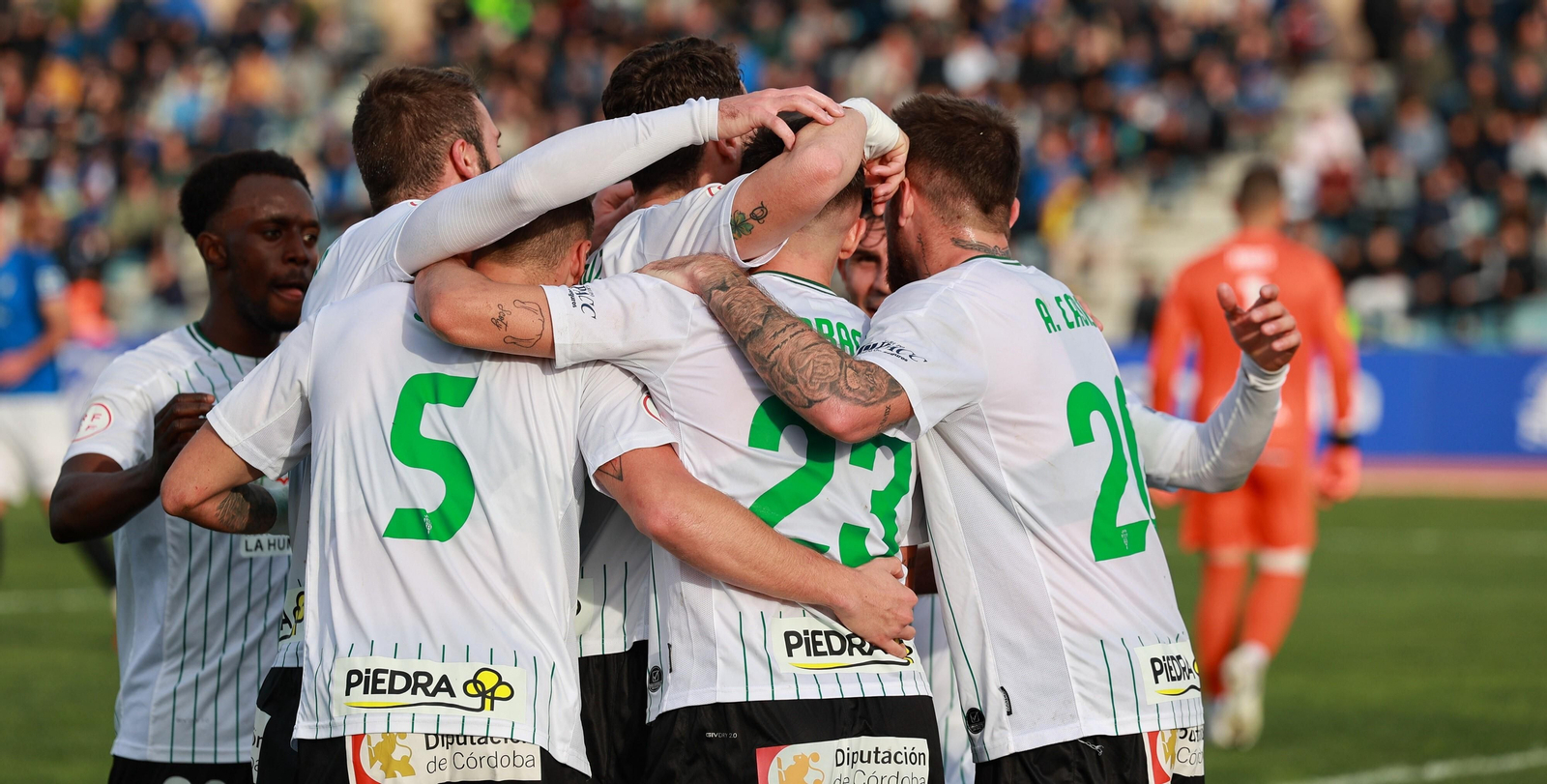 Los jugadores del Córdoba CF celebran uno de sus goles en San Fernando.