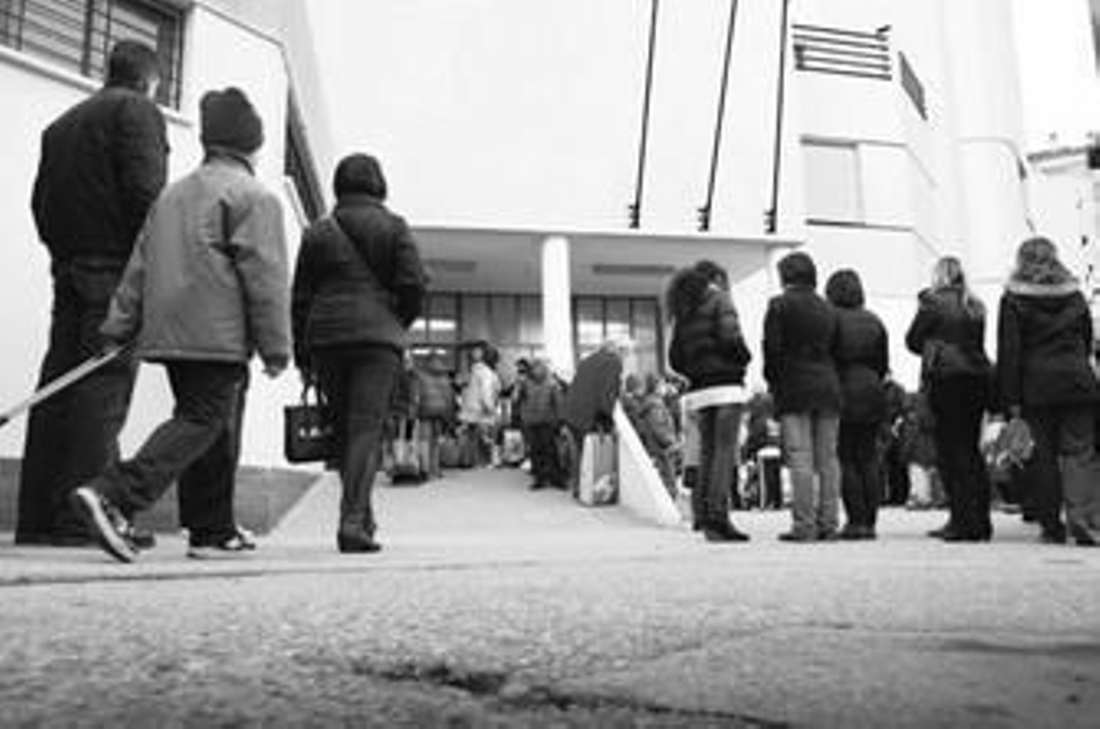 Los escolares se disponen a entrar a clase en uno de los colegios de Huelva.
