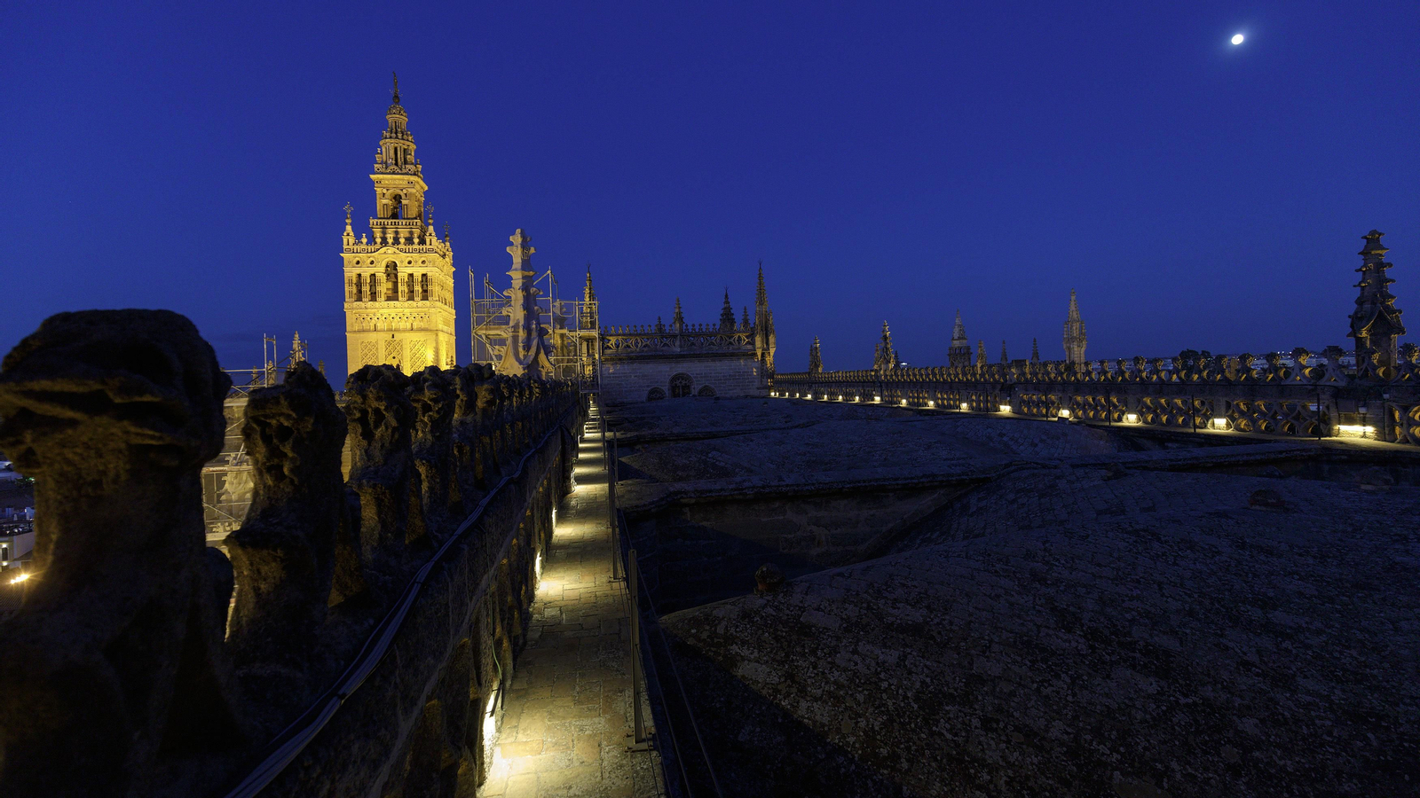 Recorrido de la visita por las cubiertas de la Catedral de Sevilla, al atardecer
