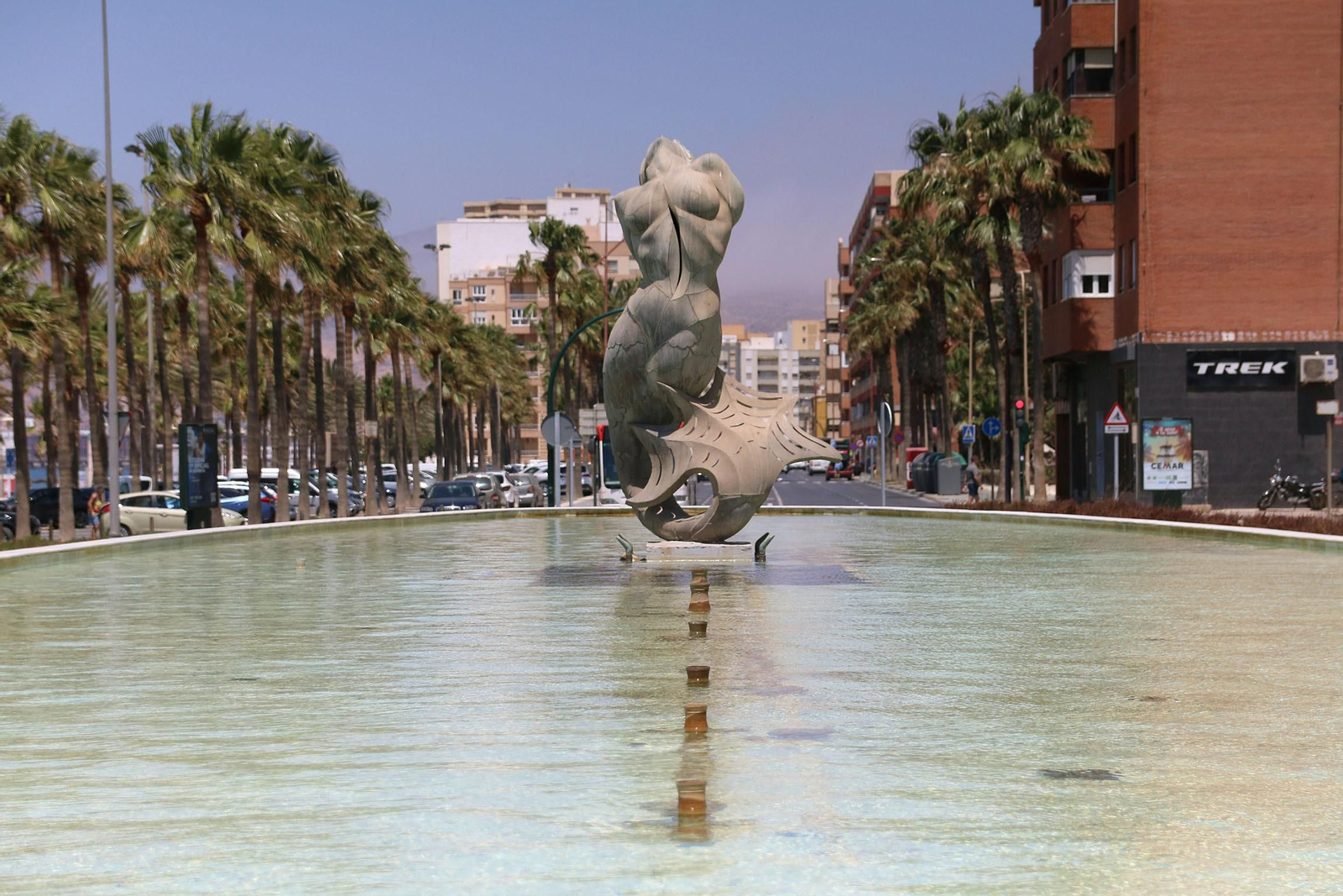 La Sirena es una escultura de Miguel Moreno.