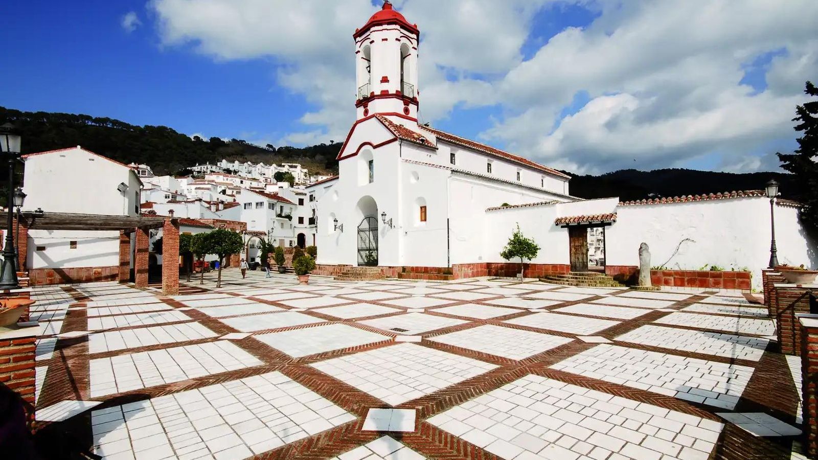 La Plaza e Iglesia de San Pedro Mártir de Verona, en Genalguacil.