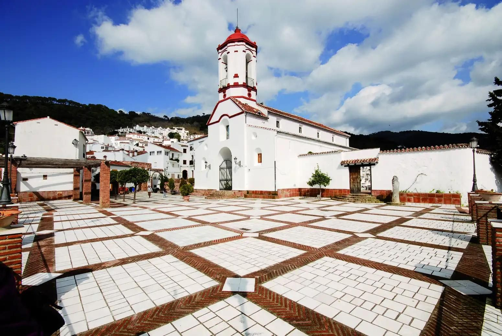 La Plaza e Iglesia de San Pedro Mártir de Verona, en Genalguacil. La Plaza e Iglesia de San Pedro Mártir de Verona, en Genalguacil.
