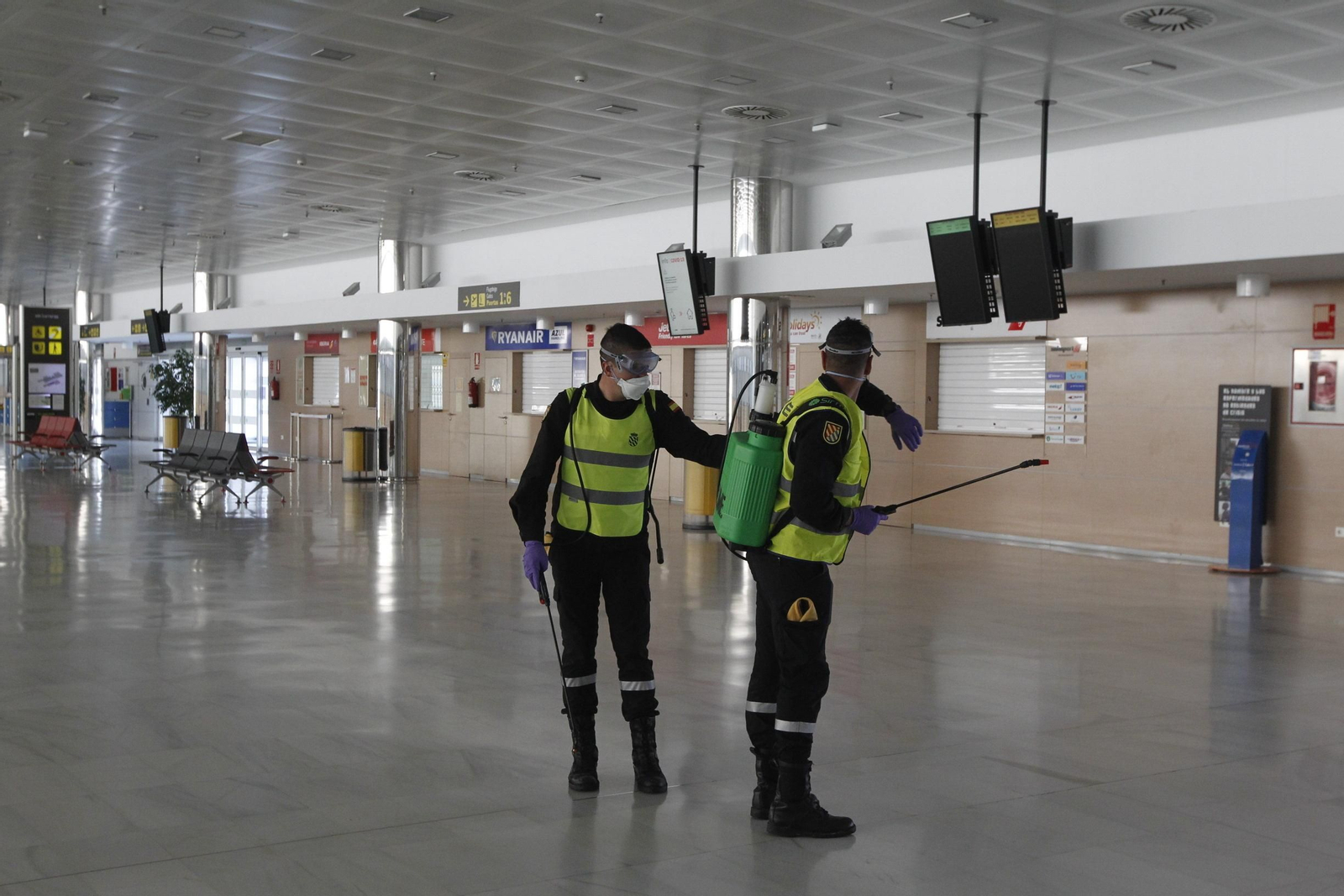 Fotogalería actuación INFOCA y UME por el coronavirus en Almería. Covid-19