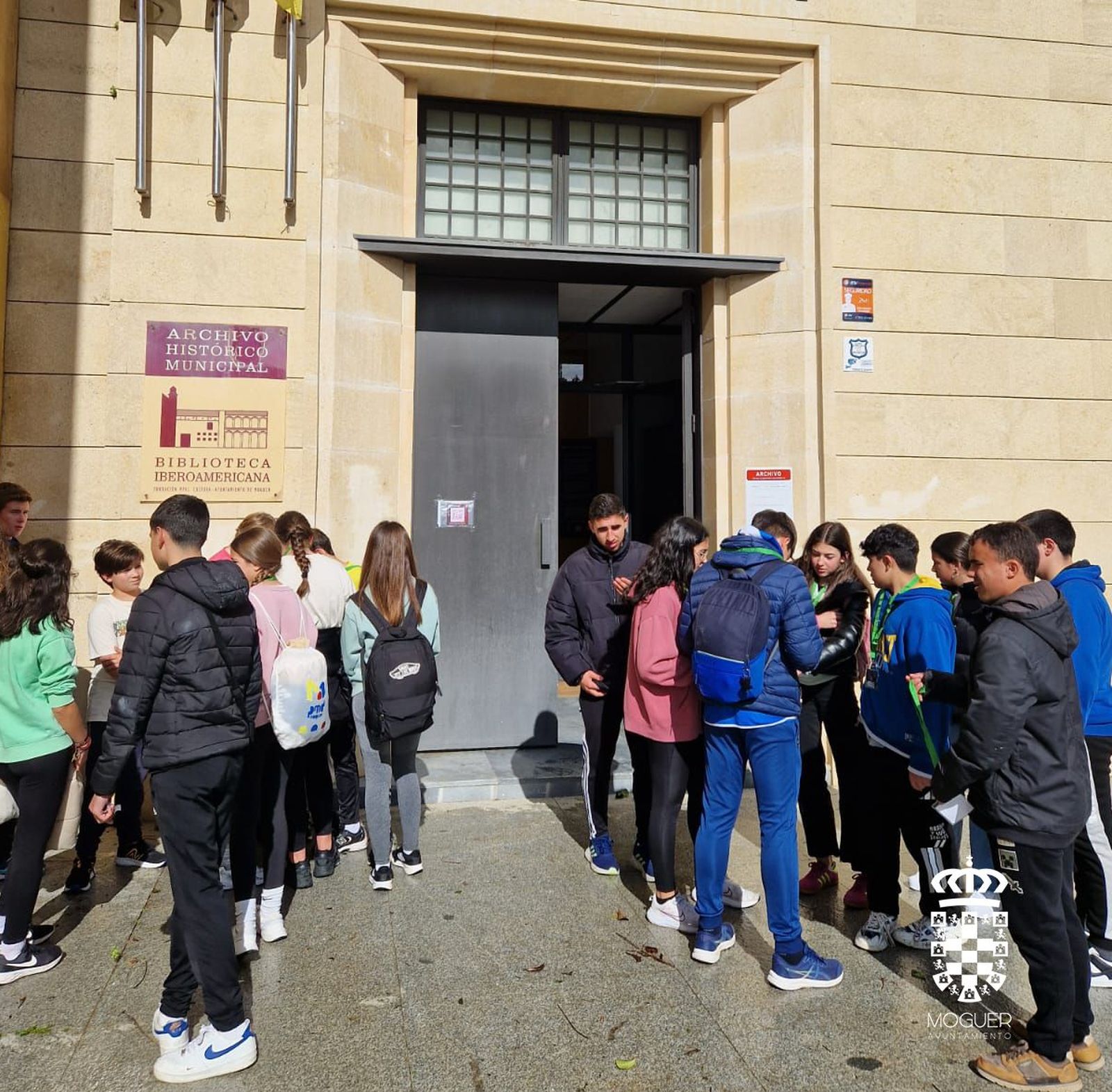 Algunos grupos tratando de resolver las pruebas del juego.