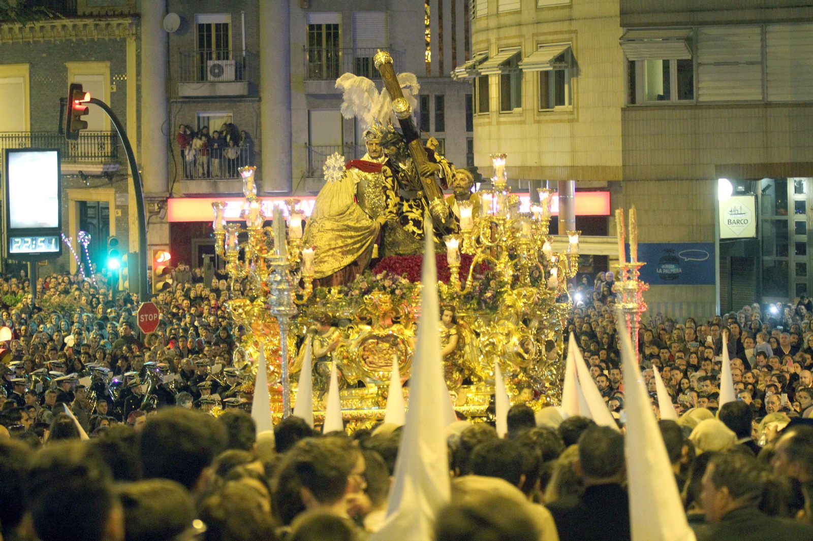 Imágenes de la subida del Cristo de las Tres Caídas