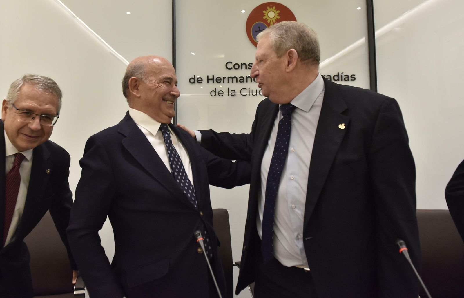 Julio Cuesta y Francisco Vélez conversan tras la designación.