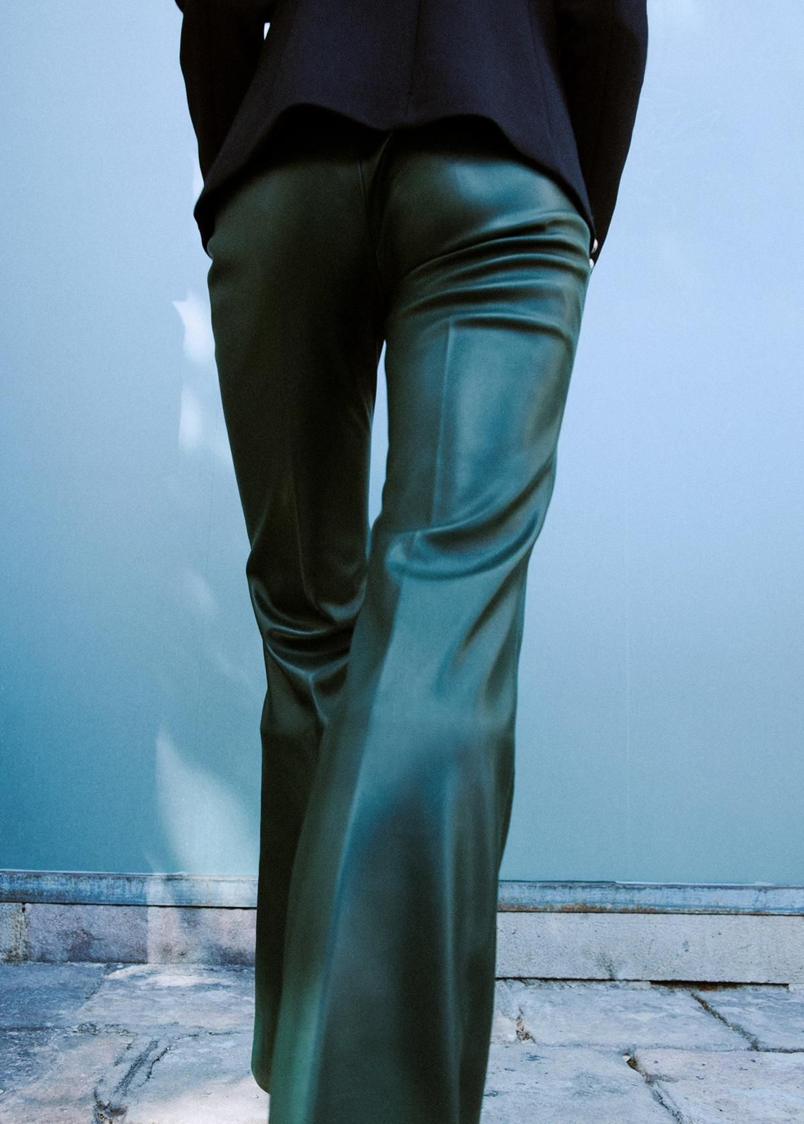 Pantalones en efecto piel de Mango.