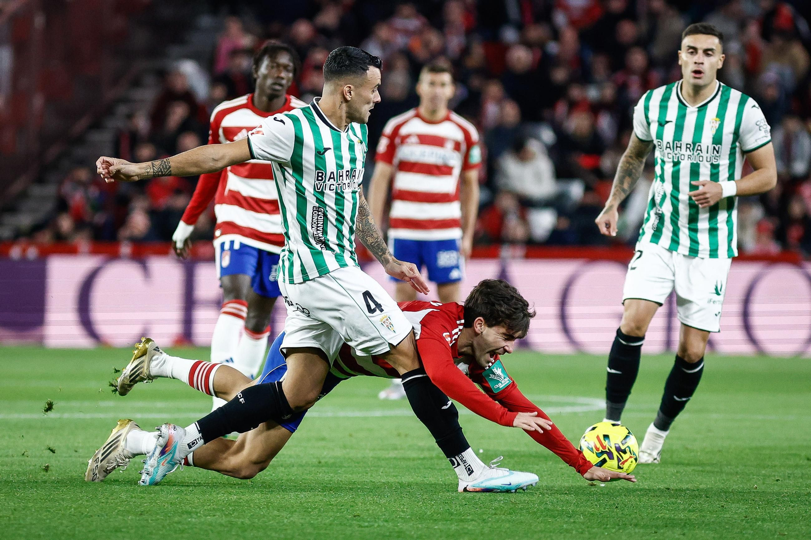 Pedro Alemañ es derribado por un jugador del Córdoba.