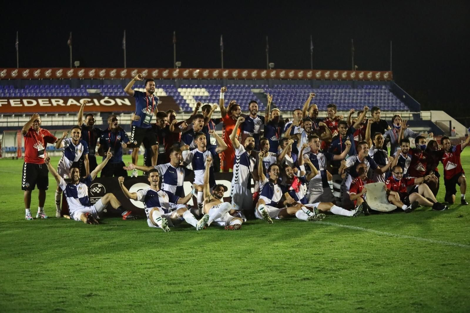 La plantilla del Sabadell celebra su ascenso en Marbella.