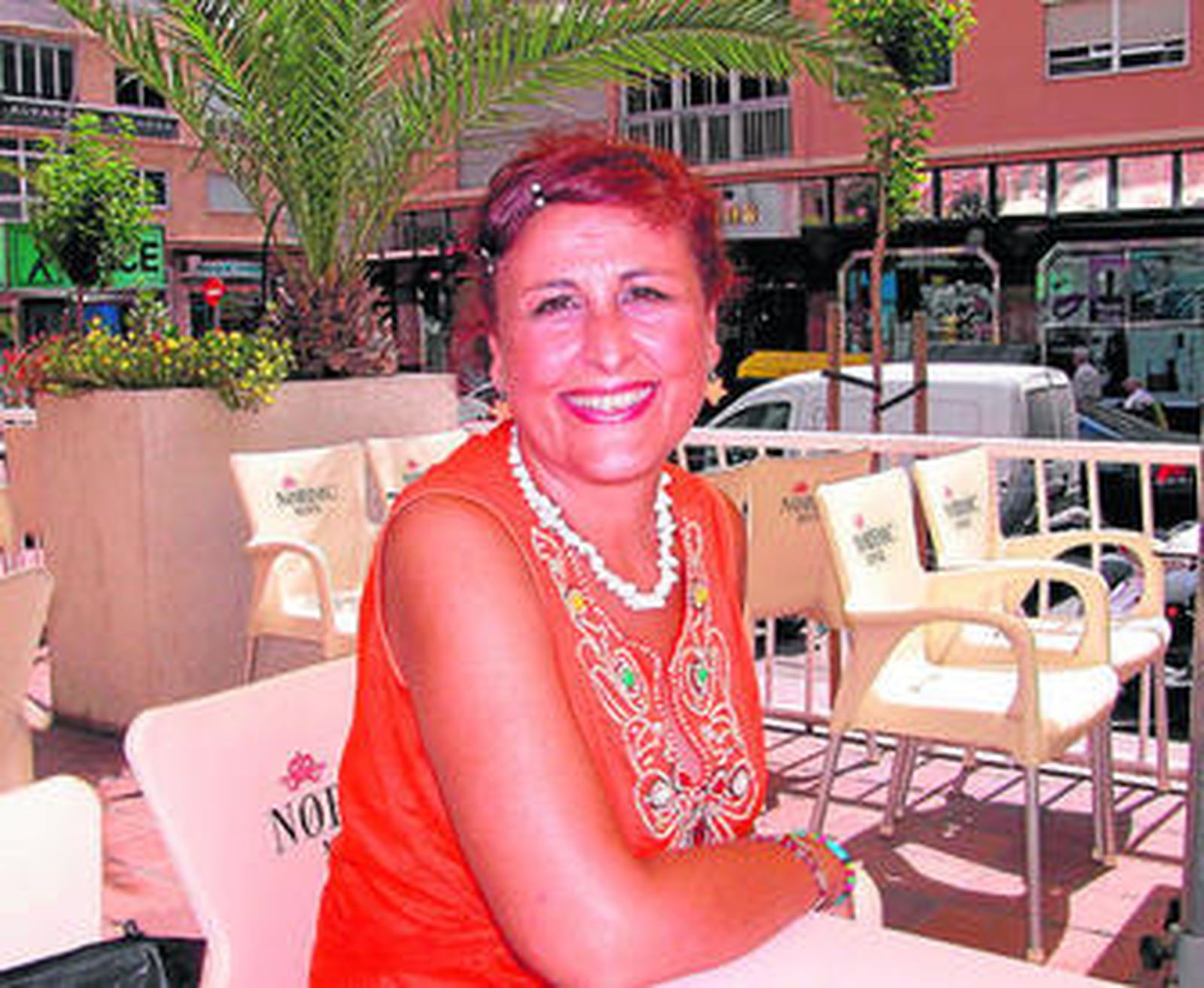 Carmen del Castillo, abogada y escritora, se siente muy feliz con la reedición de su primer libro.