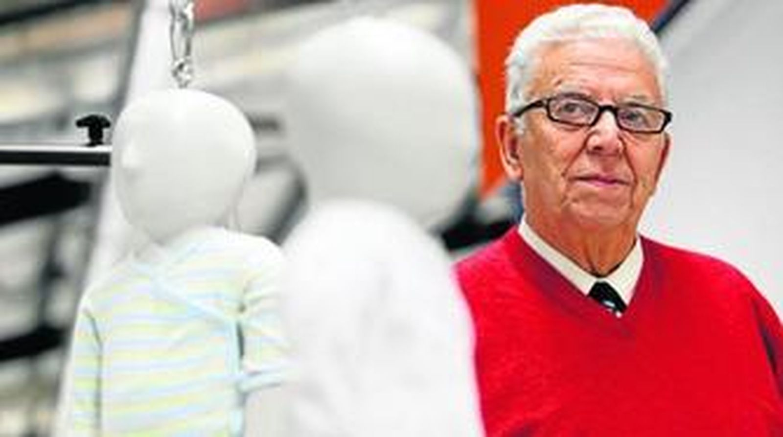 Rafael Domínguez de Gor posa delante de unos maniquíes infantiles momentos antes de la entrevista con este diario.