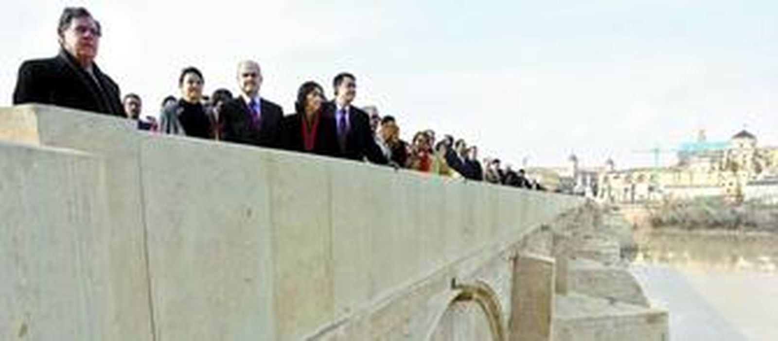 Juan Cuenca muestra a las autoridades el resultado de la restauración de la zona baja del Puente Romano, a la altura de la Torre de la Calahorra.