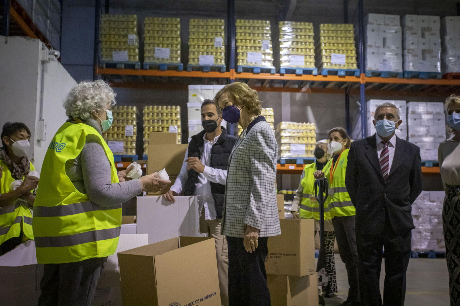 Imágenes de la visita de la Reina Sofía al Banco de Alimentos de Cádiz