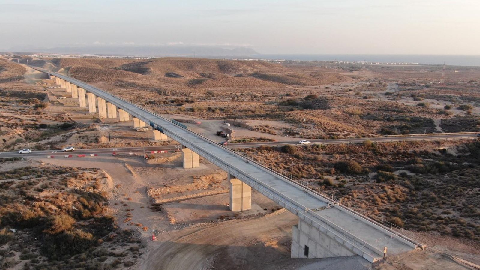 Otro de los viaductos construidos para el desarrollo de la plataforma ferroviaria Otro de los viaductos construidos para el desarrollo de la plataforma ferroviaria