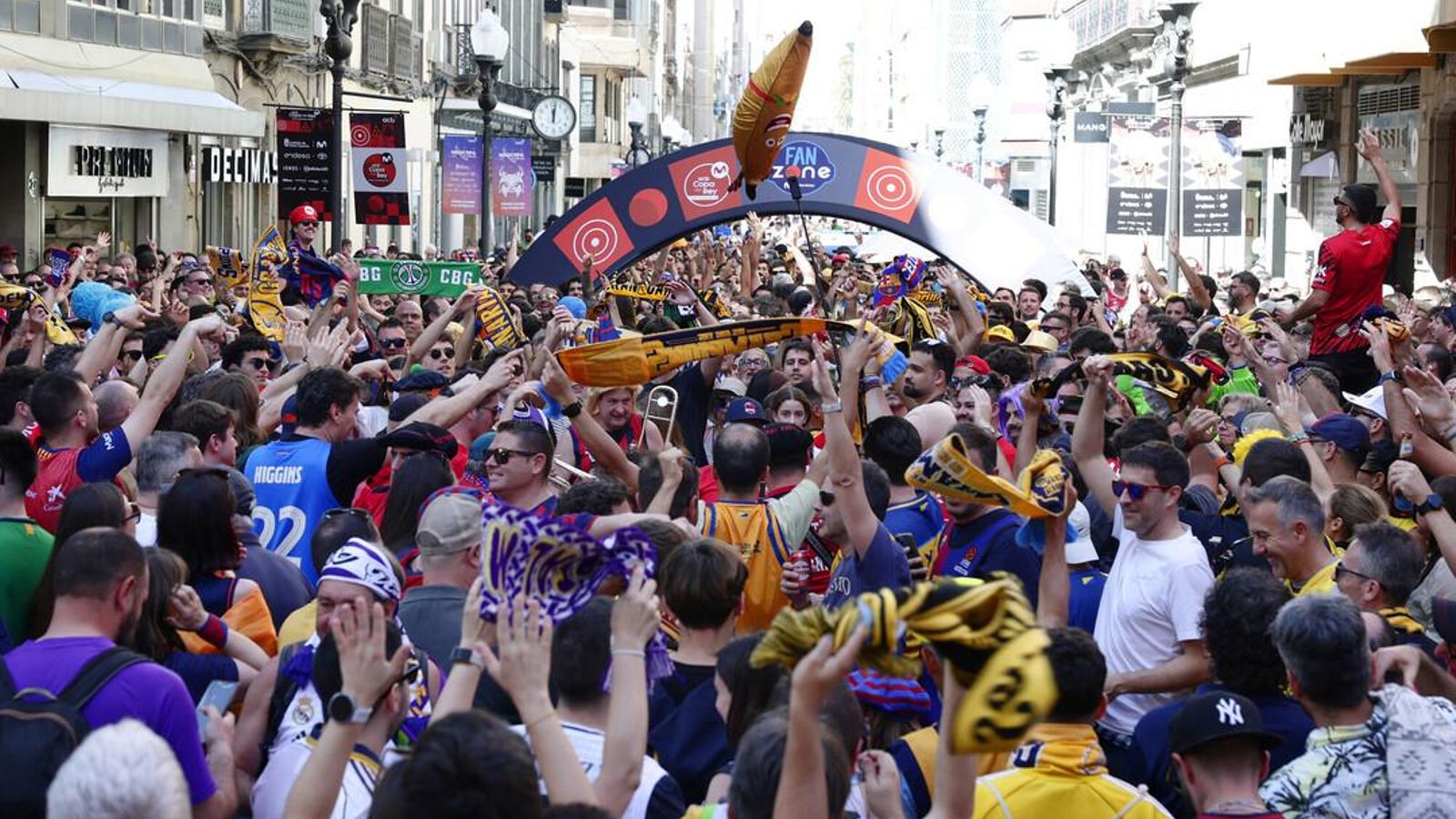 La gran fiesta de las aficiones en la Copa: Miles de personas toman las calles de Las Palmas