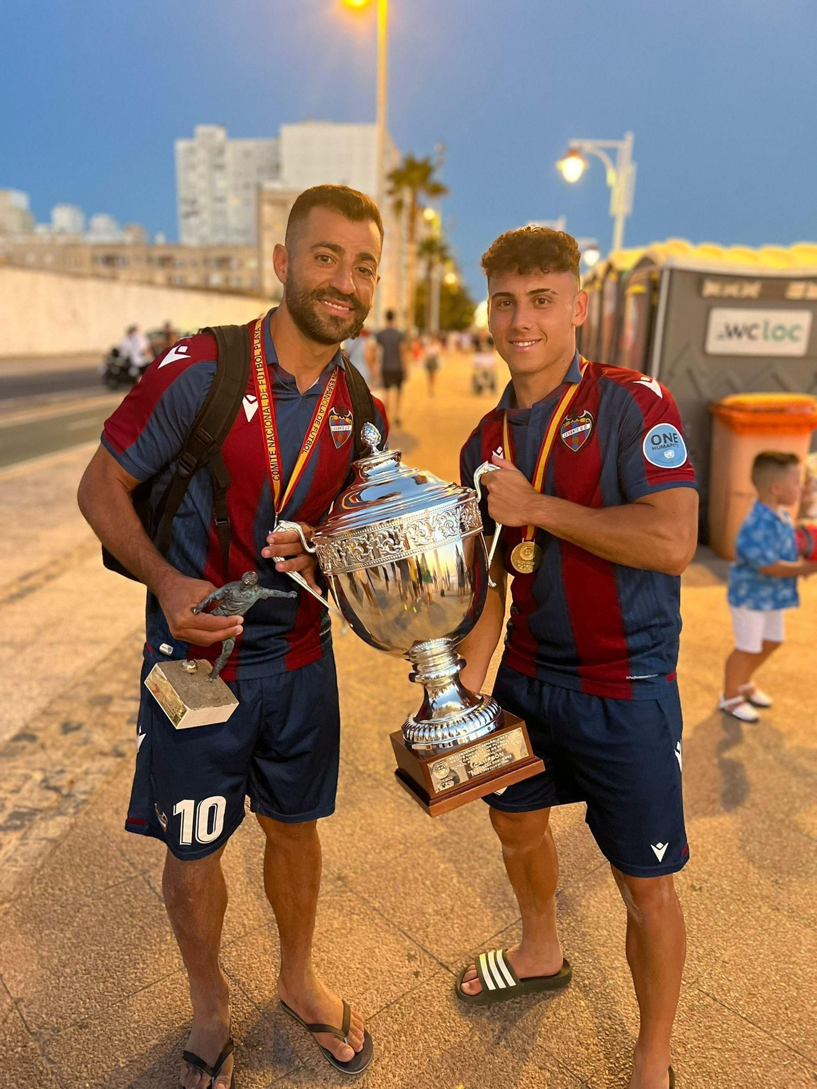 Antonio José y Adri López.