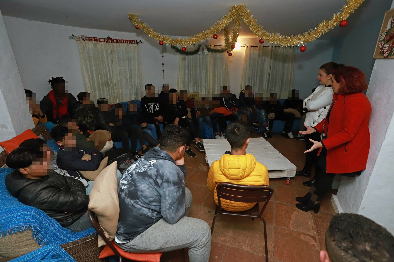 Los menores del centro atienden a las explicaciones de la directora general de Infancia de la Junta de Andalucía