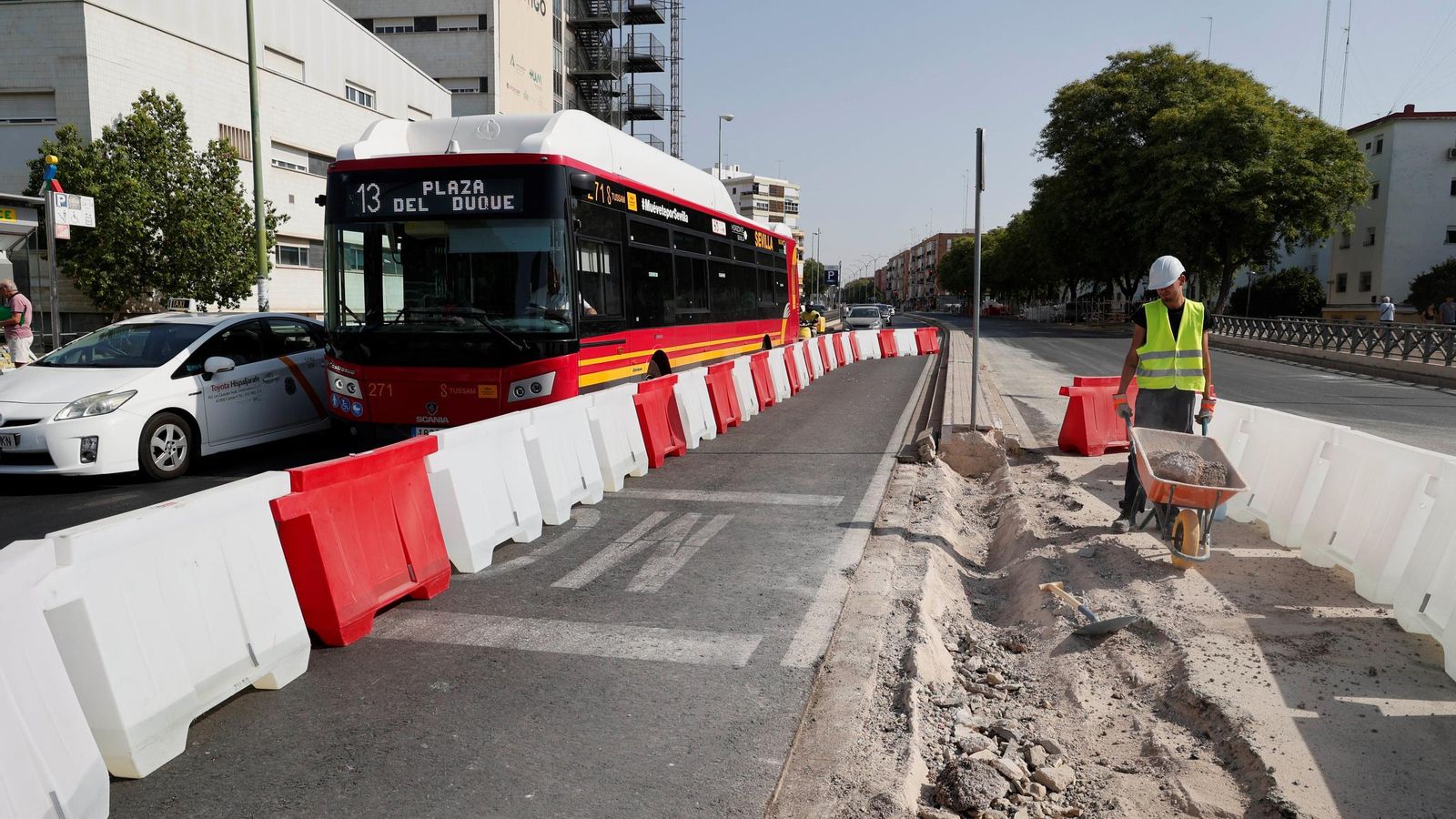 Parada de taxis y acceso al hospital por el único carril abierto.