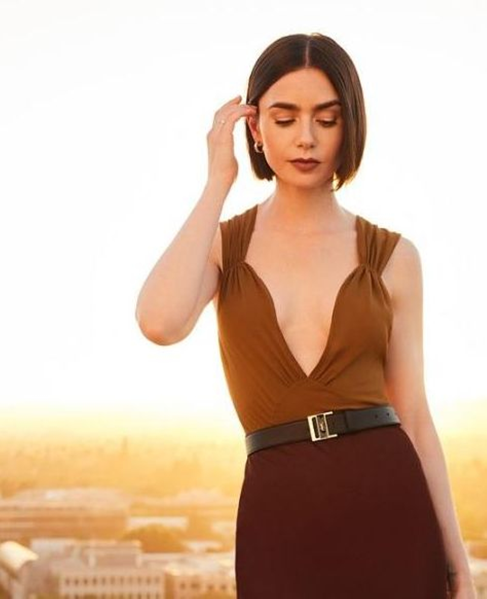 Lilly Collins con un corte de pelo sharp bob.