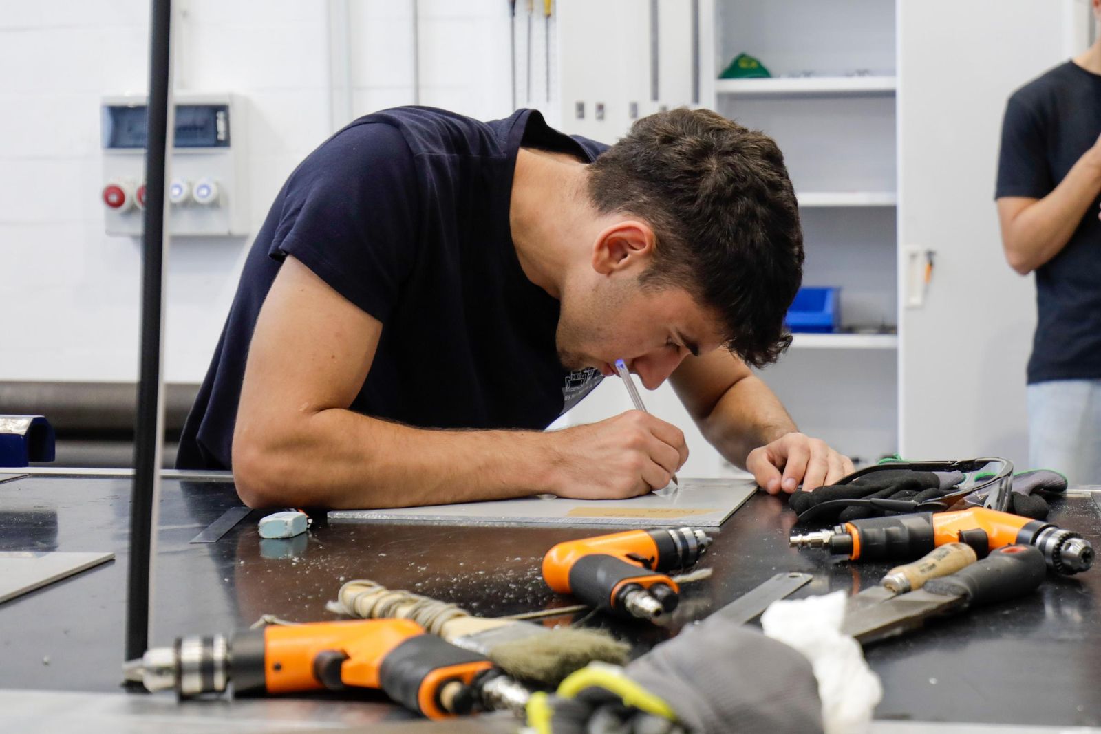 Un joven trabaja en una empresa.