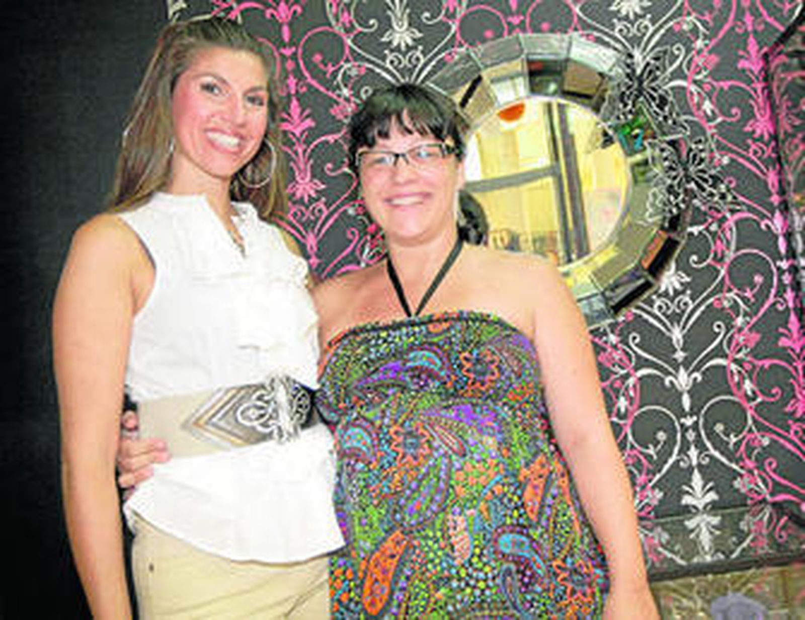 Rosalía Navarro, directora de Navarro Pasarela, y la diseñadora de moda flamenca Esther Vilches.