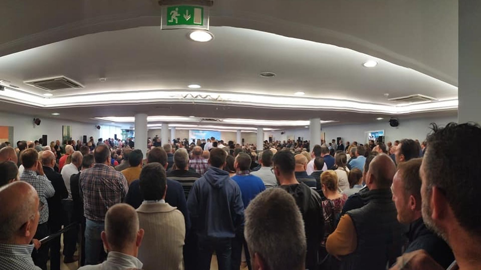 Cientos y cientos de personas siguieron ayer las intervenciones de Amat, Góngora y Aznar.