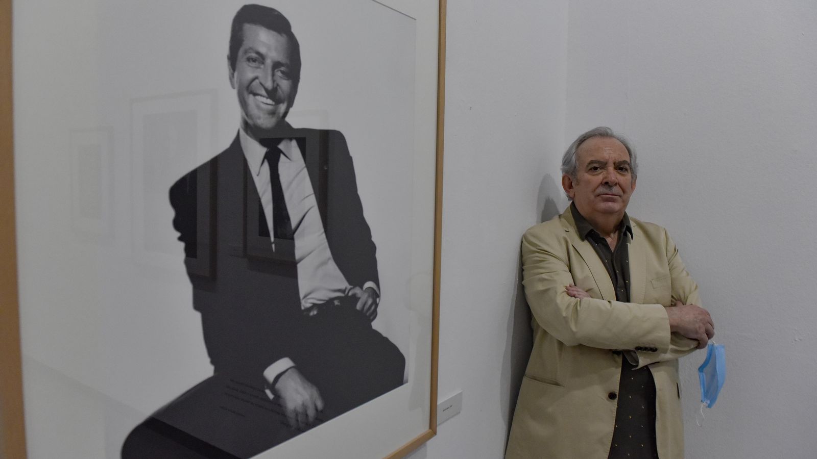 Martín junto a su retrato de Adolfo Suárez (1987).