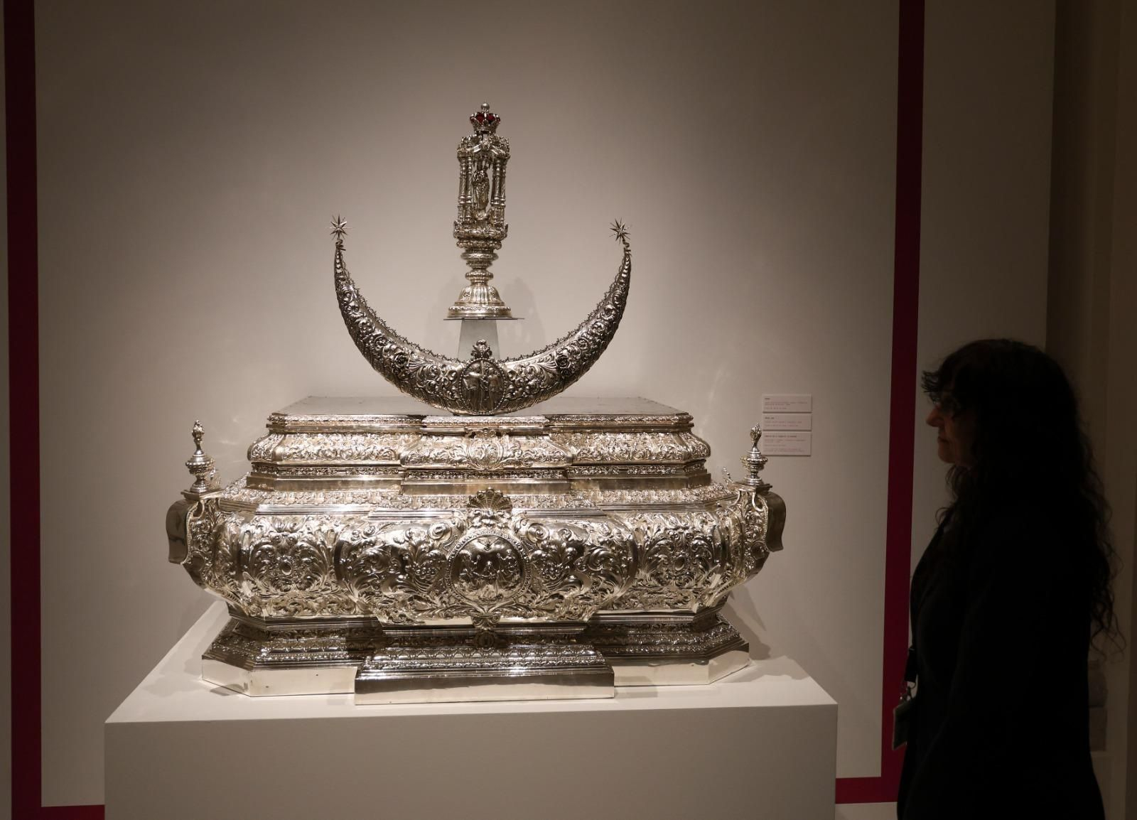 La exposición 'Vestida de Sol' del Cautivo en el Museo de Málaga, en imágenes