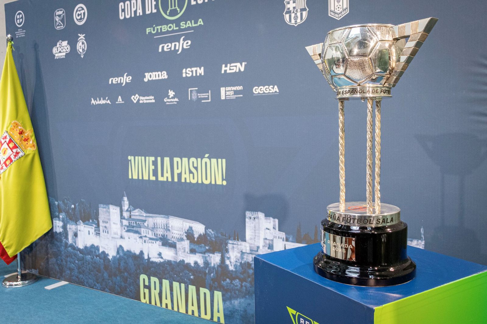 Trofeo de ganador durante la presentación de la Copa la pasada semana en Granada