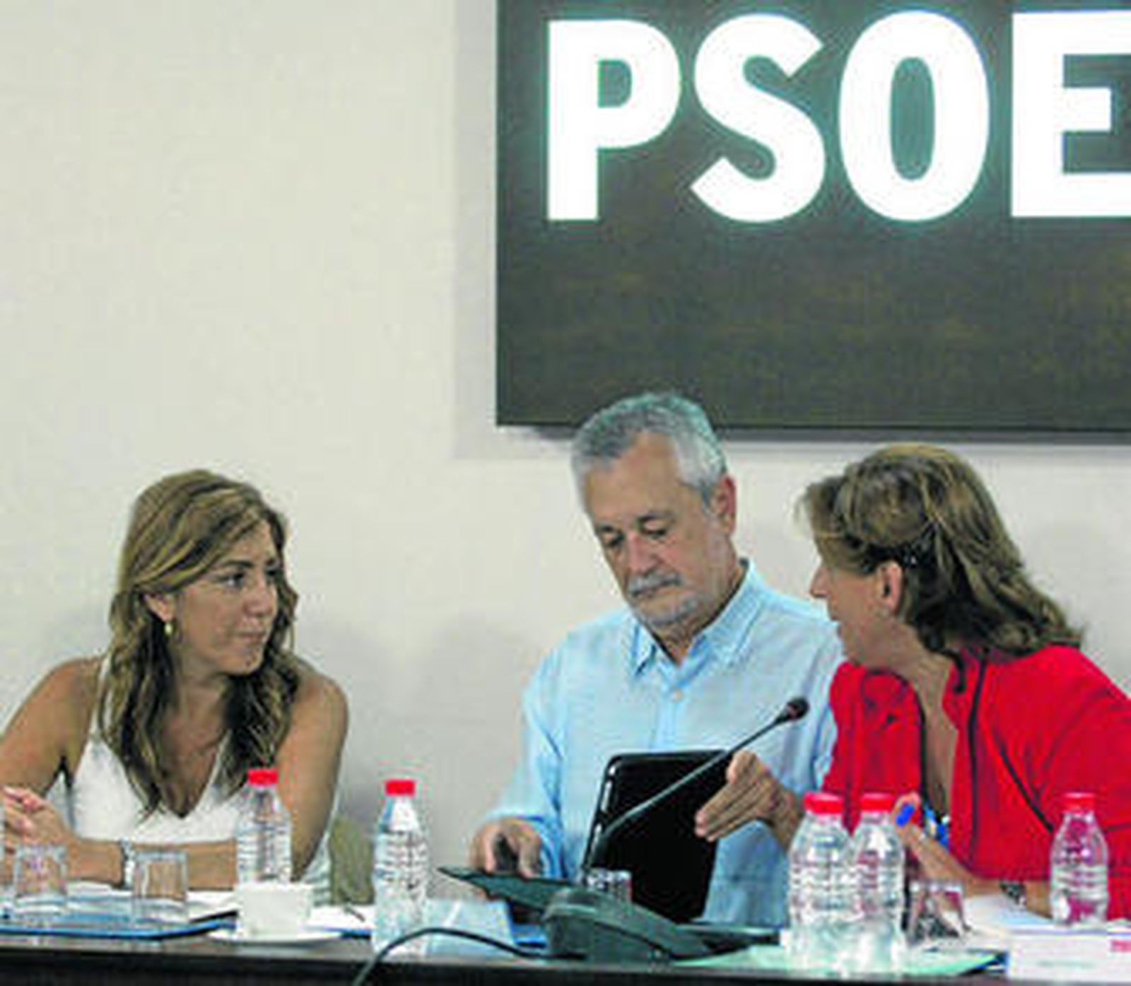 José Antonio Griñán, ayer, en la Ejecutiva regional del PSOE junto a Susana Díaz y Rosa Torres.