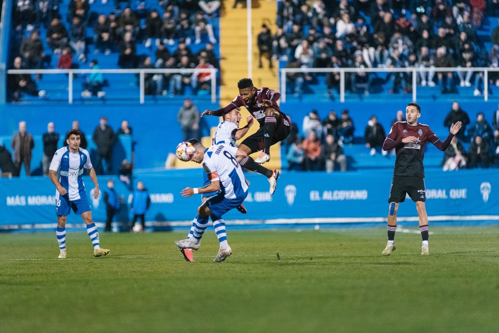 Josiel Núñez salta en la pugna por un balón durante el encuentro con el Alcoyano.