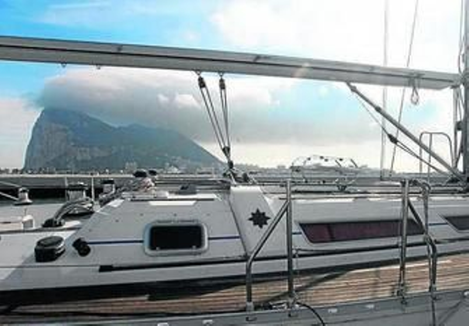 El 'Kyria,' en los pantalanes del Club Marítimo Linense.