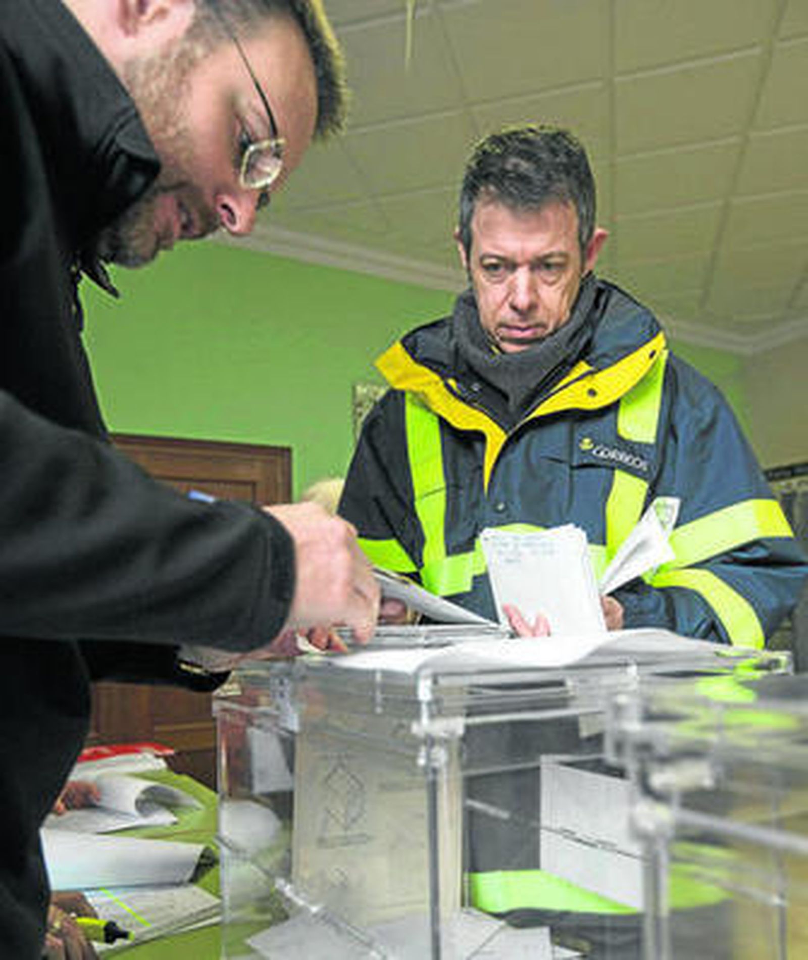 Un cartero entrega los votos por correos al presidente de una mesa, ayer.