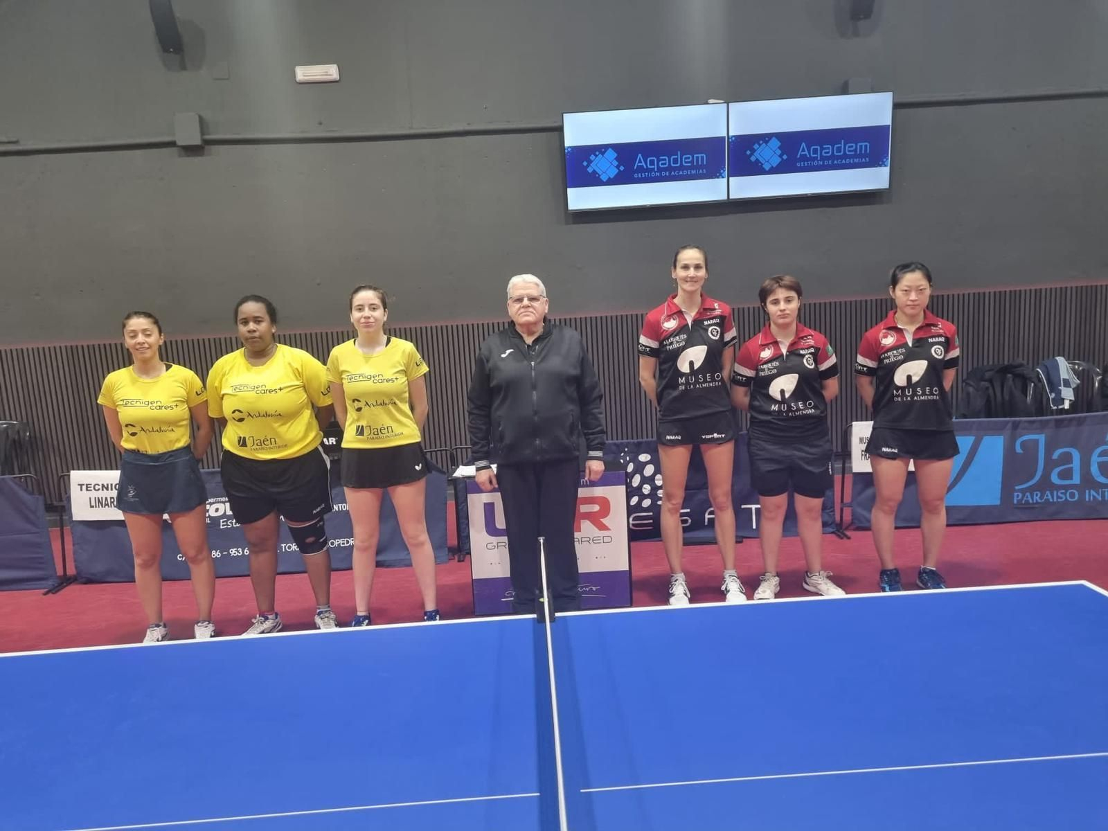 Las jugadoras de ambos equipos posan antes del inicio del duelo.