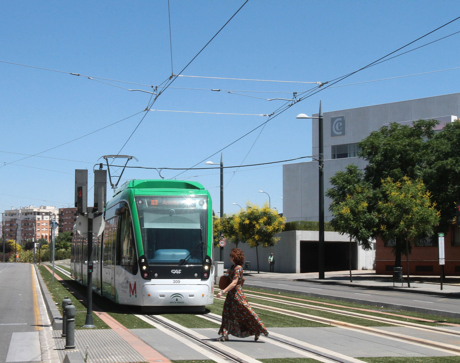 Todavía sigue habiendo bastantes ocupaciones indebidas por parte de peatones, ciclistas, motocicletas y otros vehículos motorizados.