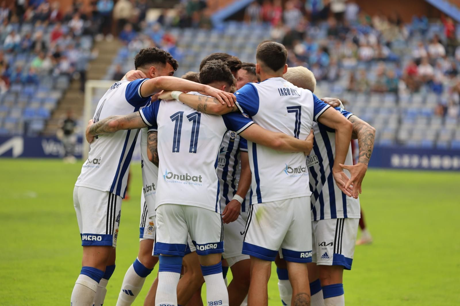 Los jugadores del Recre celebran uno de los goles de este domingo.