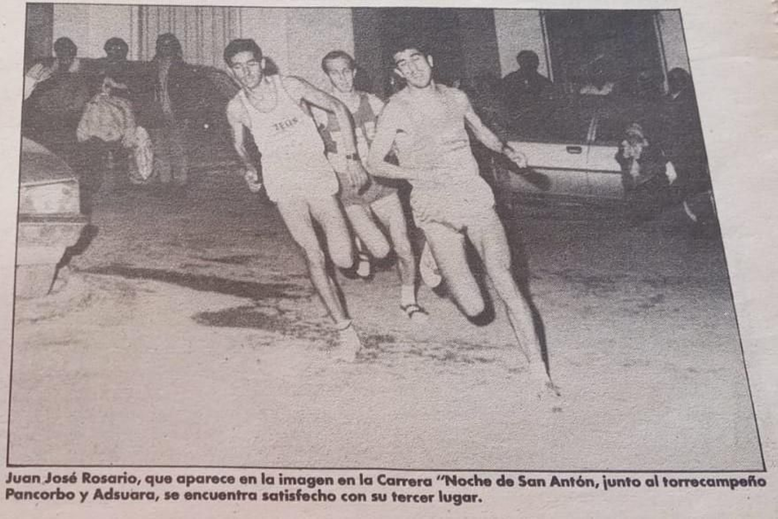 Recorte de periódico de la cuarta edición, con Juan José Rosario junto a Pancorbo y Adsuara.